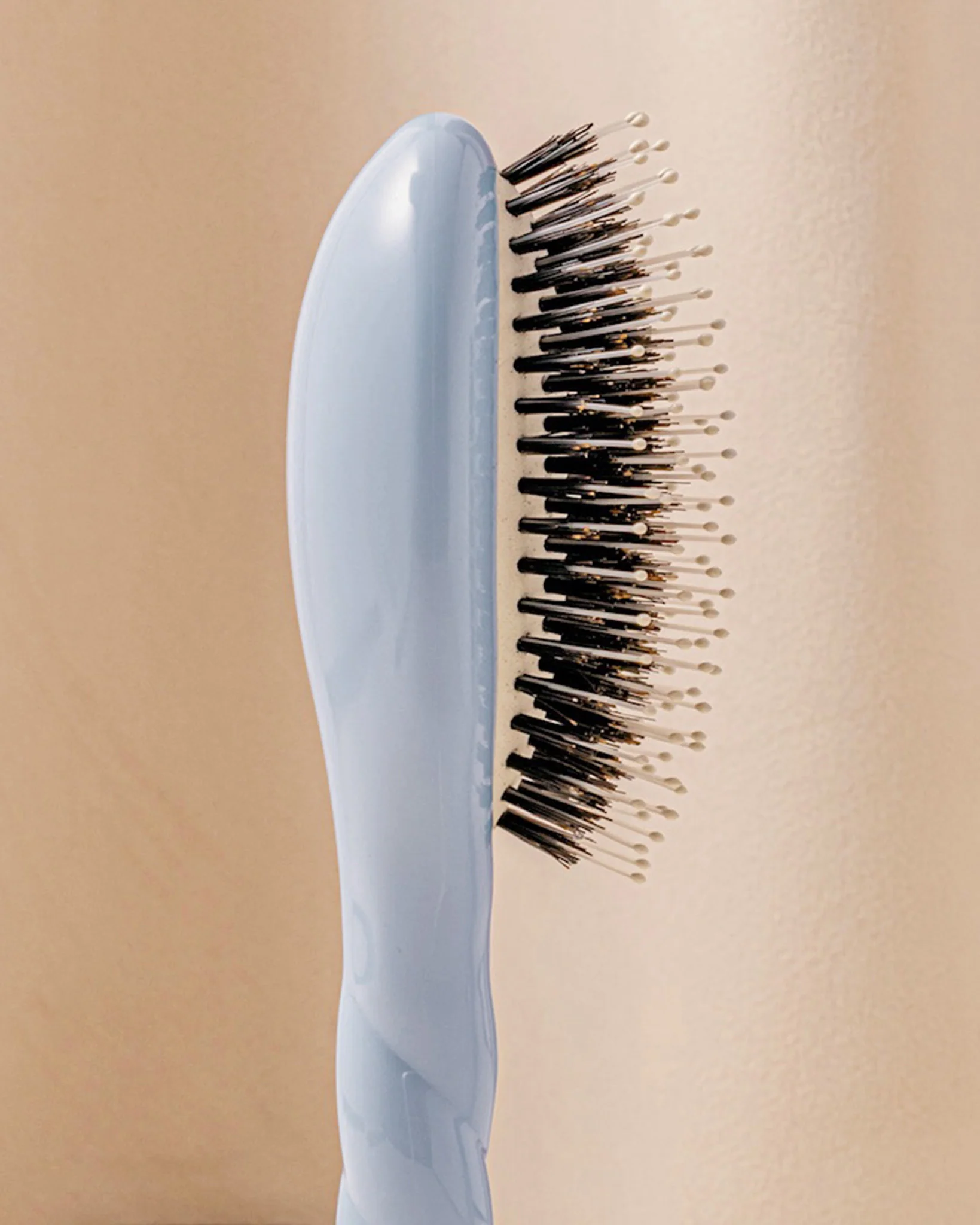 N.03 La Petite Brosse Cuir Chevelu Sensible l'Indispensable Douceur Bleu Ciel - Image 3