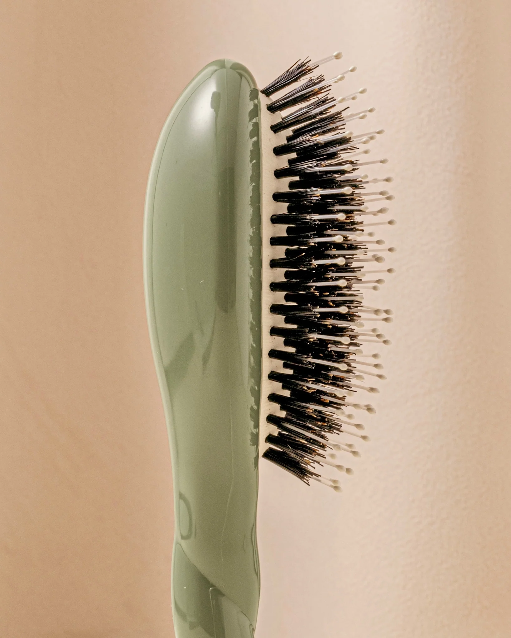 N.03 La Petite Brosse Cuir Chevelu Sensible l'Indispensable Douceur Vert Amande - Image 3