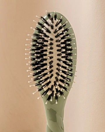N.03 La Petite Brosse Cuir Chevelu Sensible l'Indispensable Douceur Vert Amande - Image 4