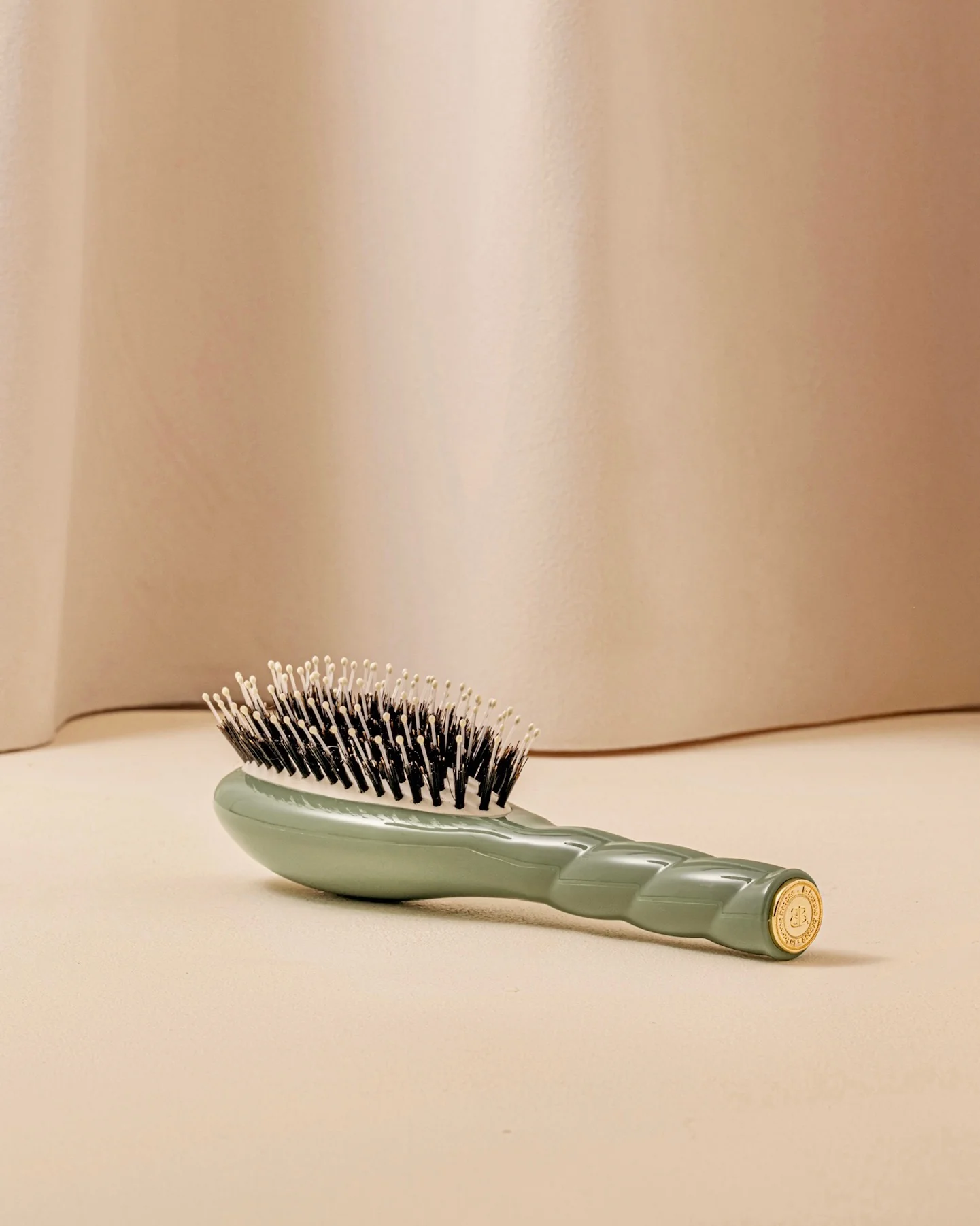 N.03 La Petite Brosse Cuir Chevelu Sensible l'Indispensable Douceur Vert Amande - Image 5