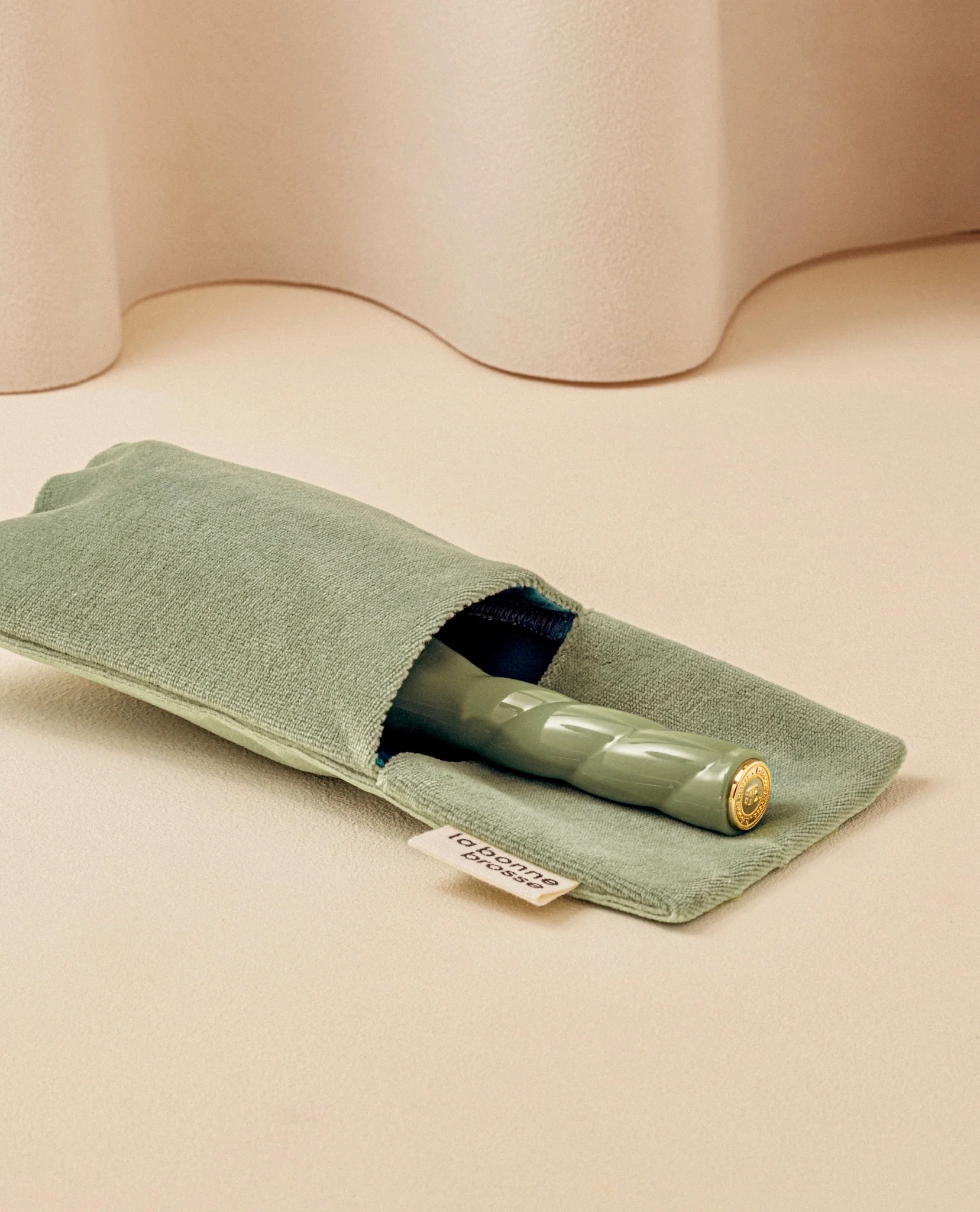 N.04 La Petite Brosse Démêlante & Massante La Miracle Vert Amande - Image 6