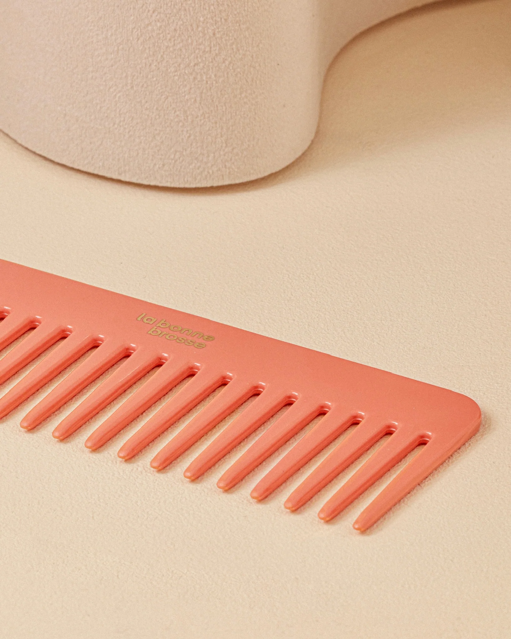 Le Peigne Large Démêlant en Acétate Corail - Image 4