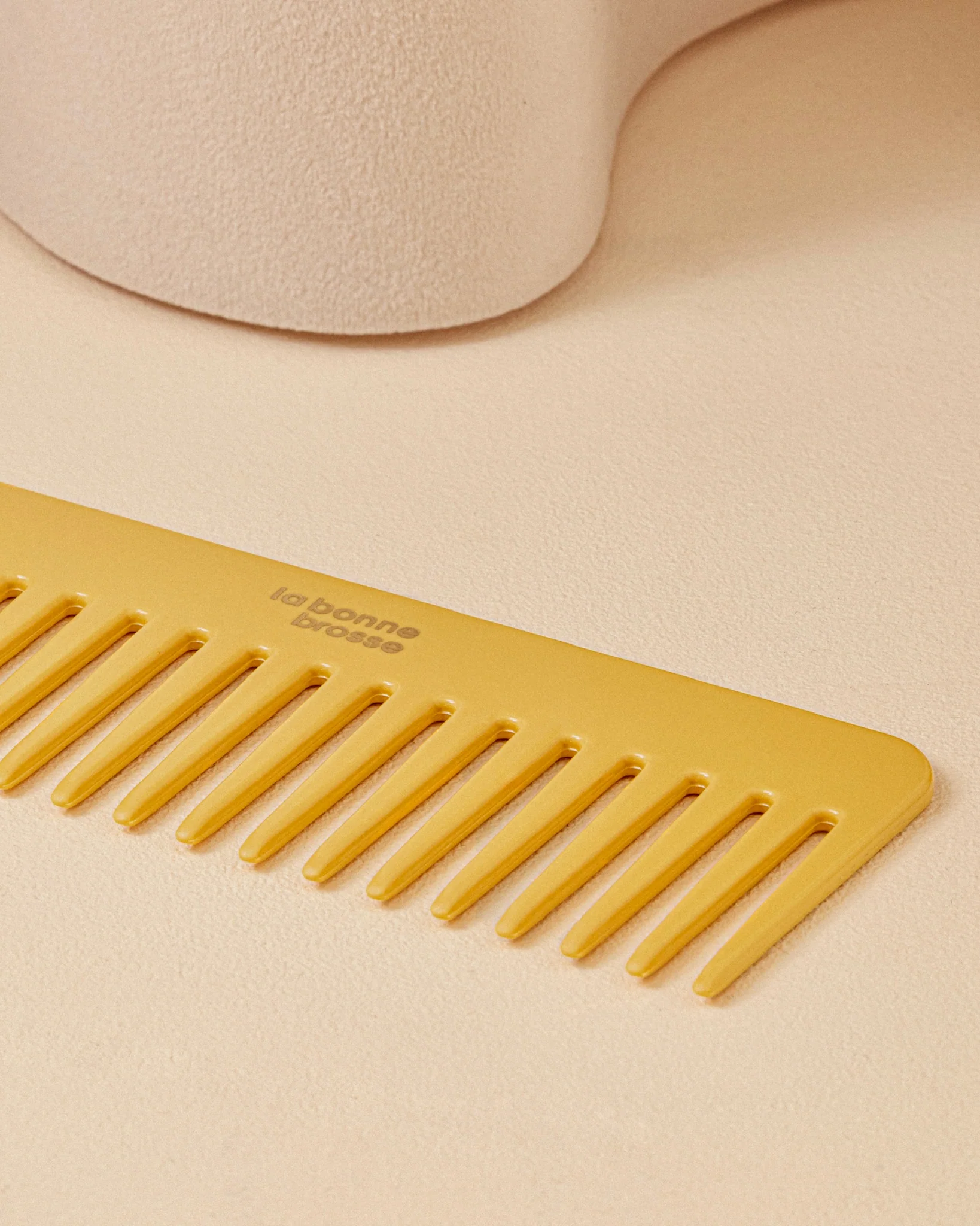 Le Peigne Large Démêlant en Acétate Jaune safran - Image 3