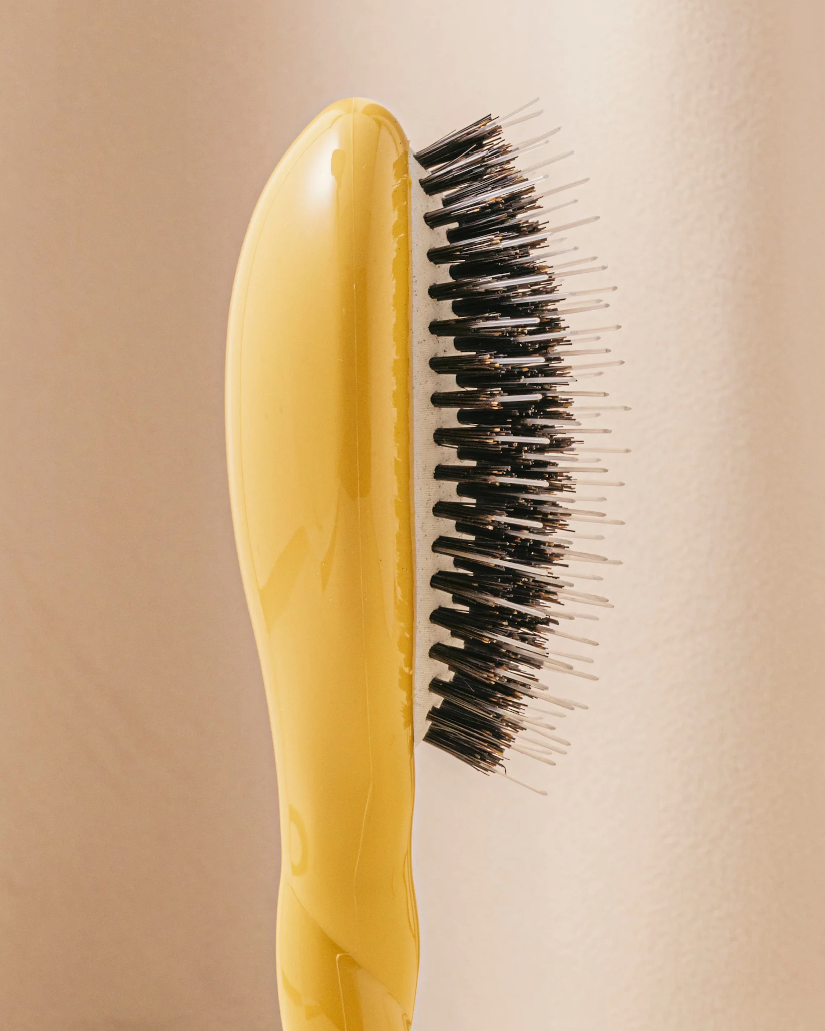 N.02 La Petite Brosse Démêlante & Soin l'Indispensable Jaune Safran - Image 4