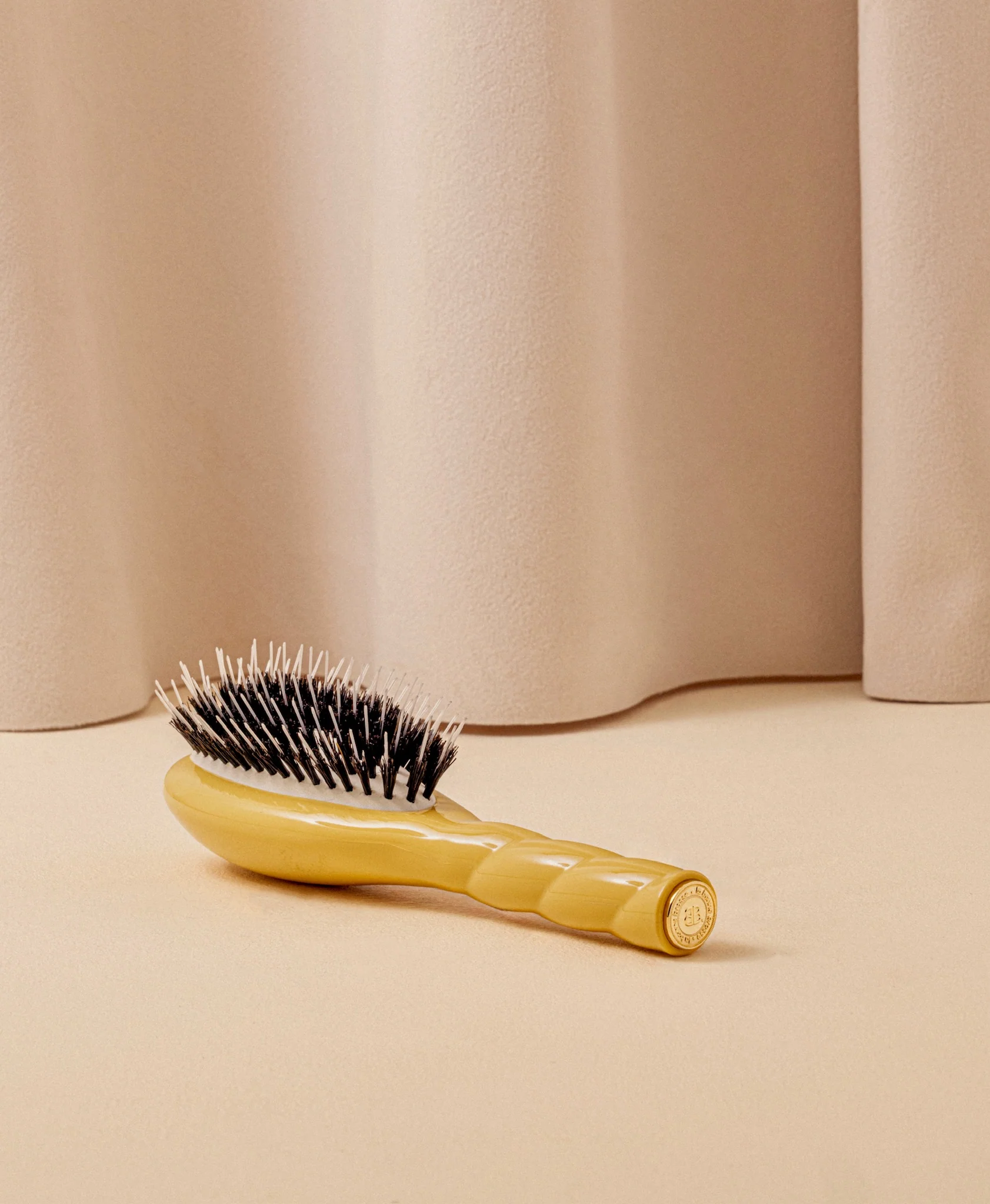 N.02 La Petite Brosse Démêlante & Soin l'Indispensable Jaune Safran - Image 5