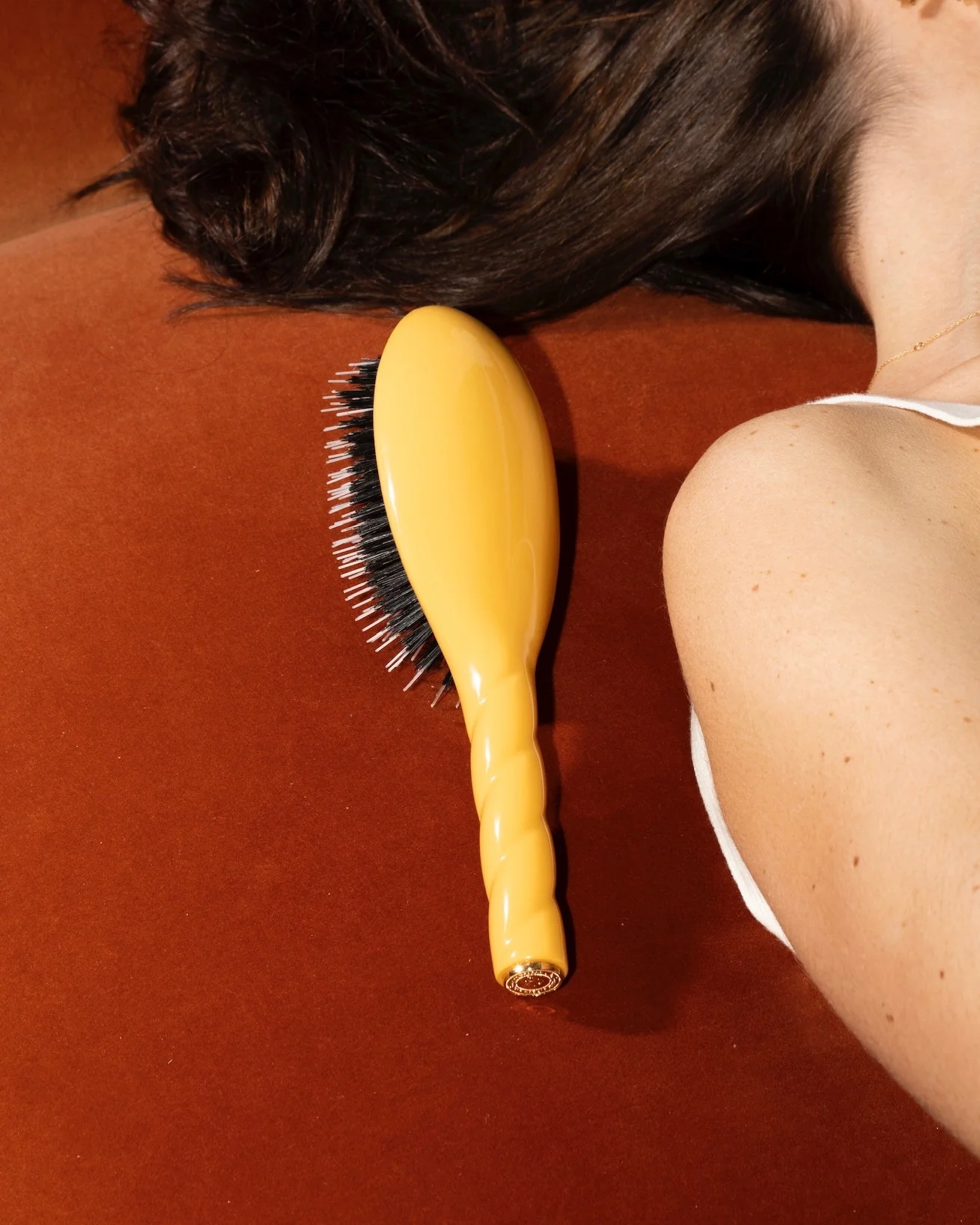 N.02 La Brosse Démêlante & Soin l'Indispensable Jaune Safran - Image 6