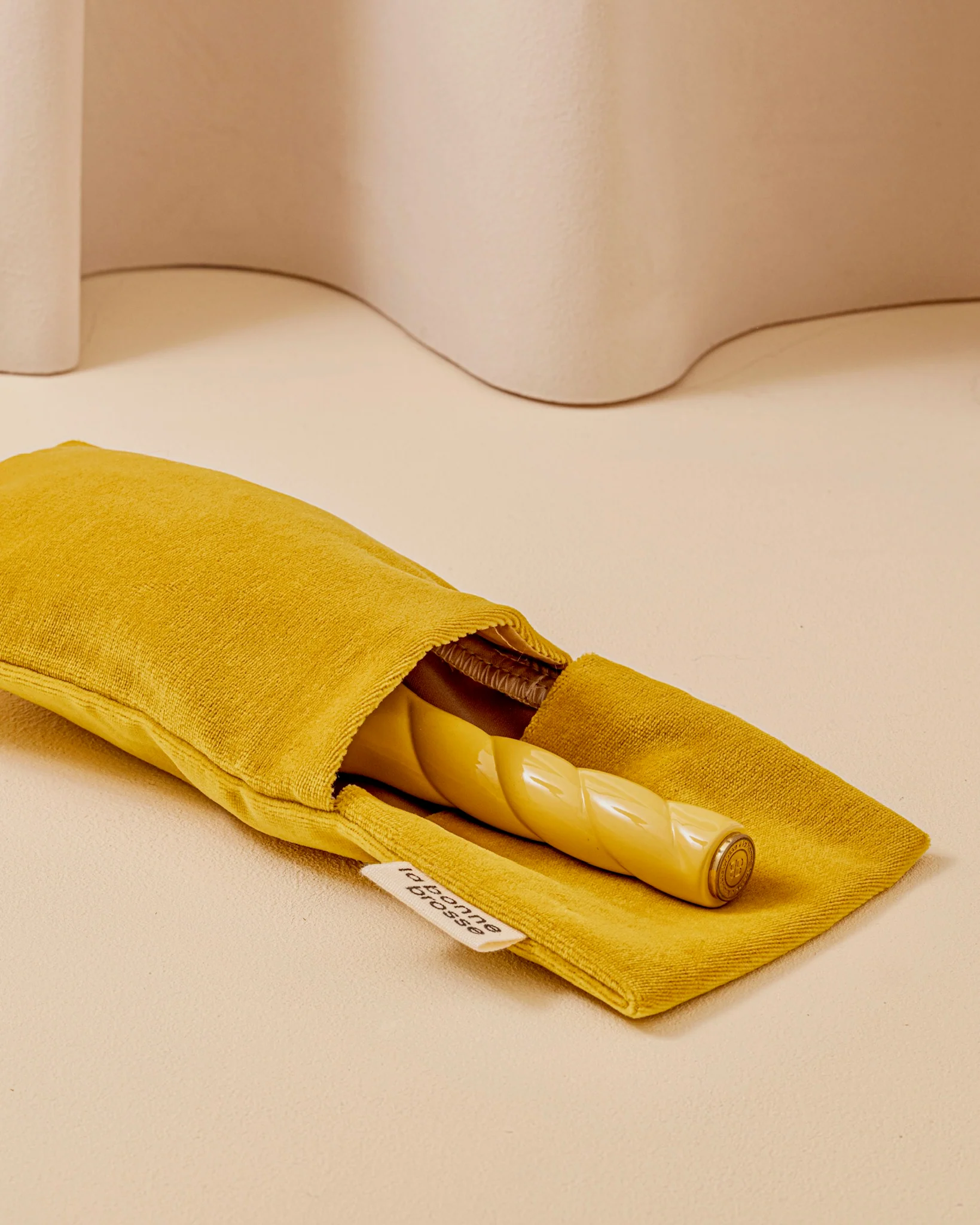 N.03 La Brosse Cuir Chevelu Sensible l'Indispensable Douceur Jaune Safran - Image 6